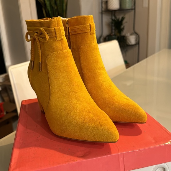 Yellow boots - size 6 - Picture 2 of 9
